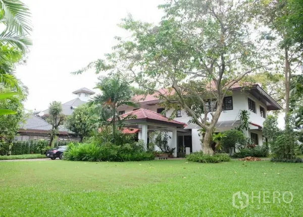 บ้าน ให้เช่าในBang Phli, Samut Prakan - บ้านเดี่ยวสองชั้นหลังคากระเบื้องสีแดง บนสนามหญ้ากว้างท่ามกลางต้นไม้ใหญ่ในโครงการปิด