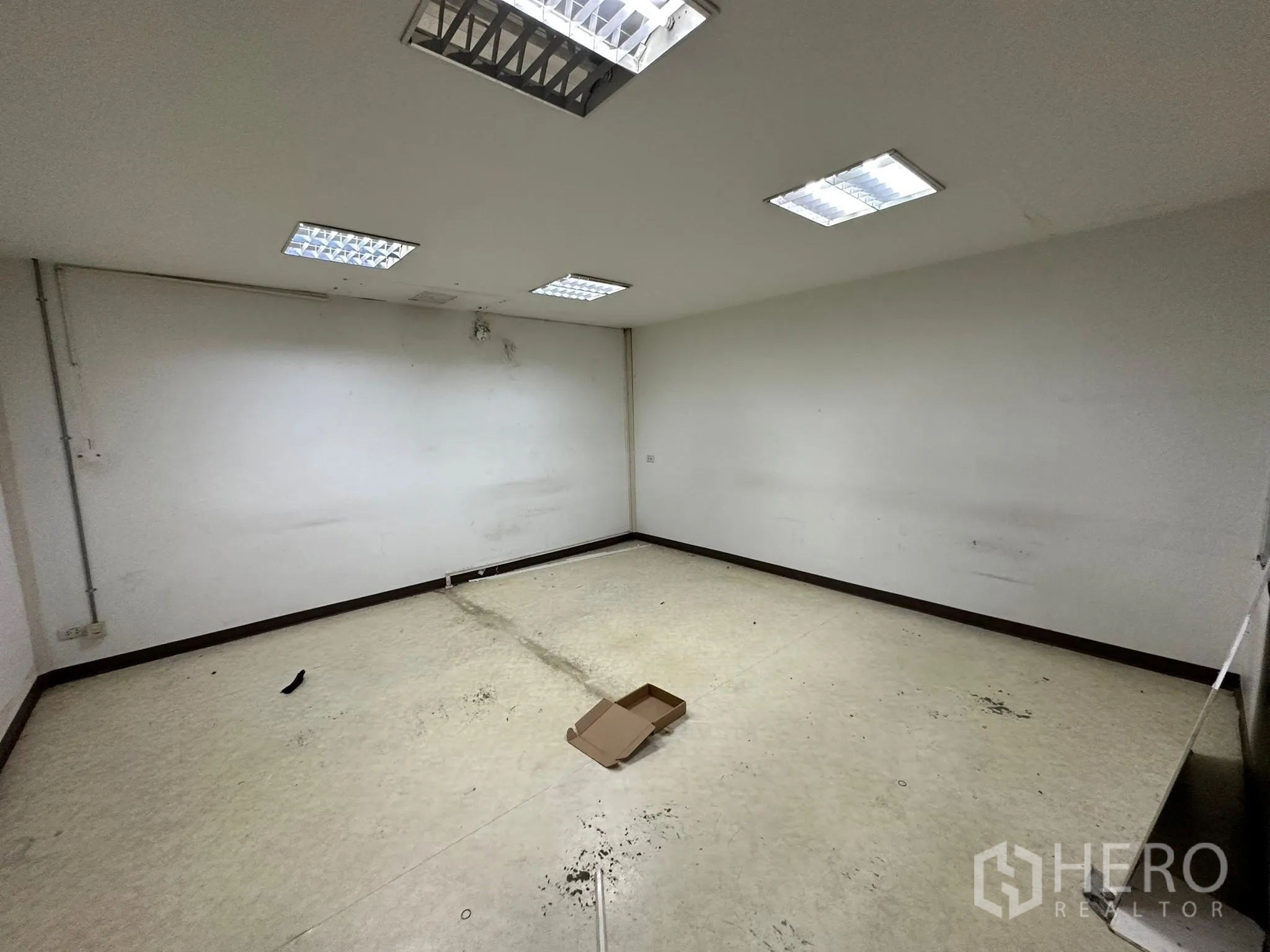 货栈 出租在Huai Khwang, Bangkok - 空房间，乙烯基地面，适合独立办公室或储藏。