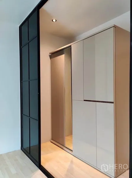 Townhouse for rent in Suan Luang, Bangkok - Walk-in closet area with sliding glass door and sleek built-in wardrobes