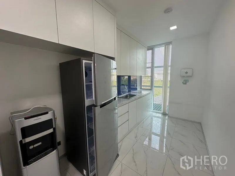 สำนักงาน ให้เช่า - แพนทรีพนักงาน ตู้บิลท์อินสีขาว ตู้เย็นสเตนเลส อ่างล้าง และหน้าต่างสูง