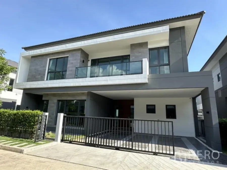 Detached House for rent in Bang Phli, Samut Prakan - Street-facing modern facade of the two-storey house with balcony and gate.