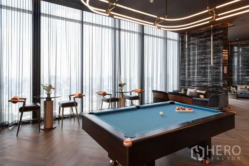 公寓 出租在Watthana, Bangkok - 娱乐室，配台球桌、休闲座椅和观城落地窗。