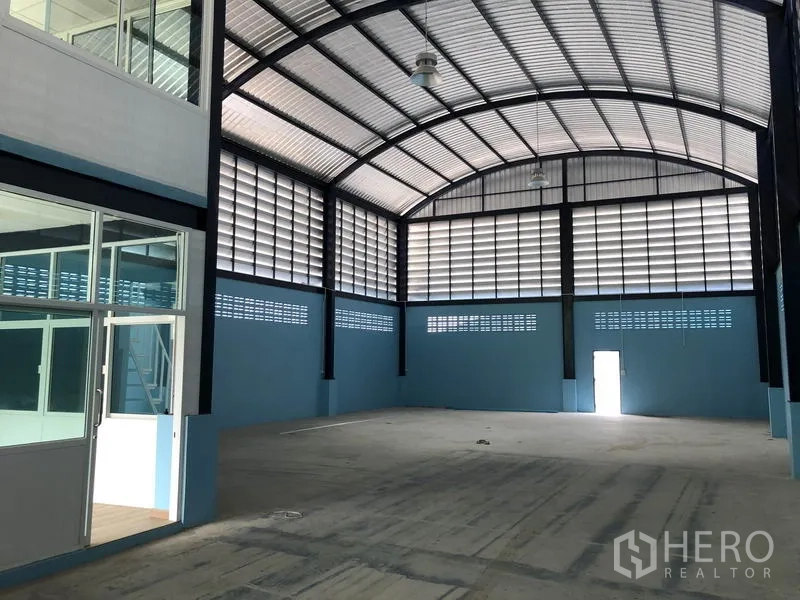โรงงาน ให้เช่าหรือขายในBang Bua Thong, Nonthaburi - พื้นที่ผลิตโล่ง กำแพงช่องลมระบายอากาศและสกายไลต์สว่าง