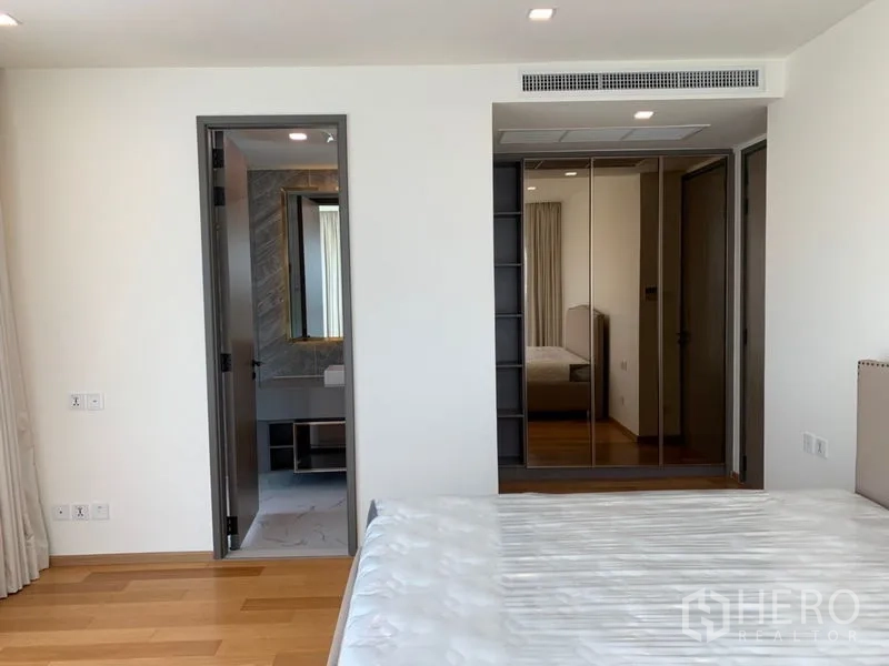 公寓 出售在Khlong Toei, Bangkok - 卧室可直通卫浴，配镜面嵌入式衣柜。