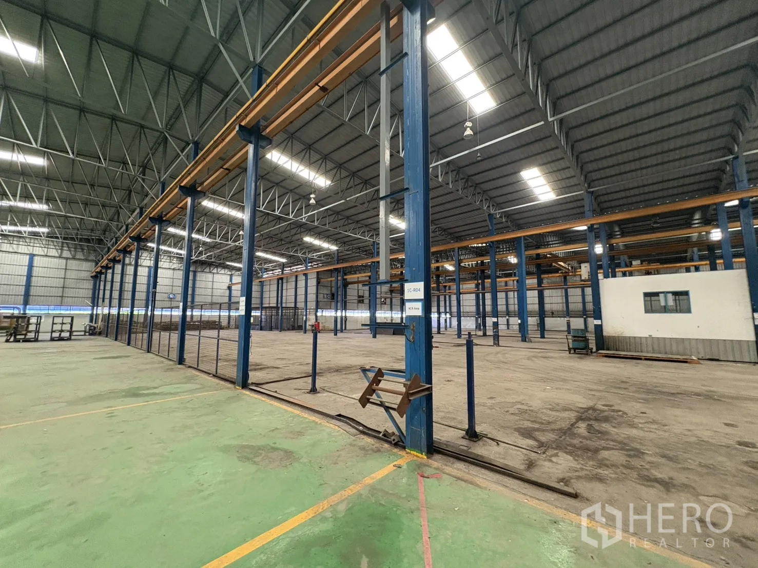 โรงงาน ให้เช่าในPhra Pradaeng, Samut Prakan - โซนโกดังโล่งพร้อมรั้วกั้นและเพดานสูง