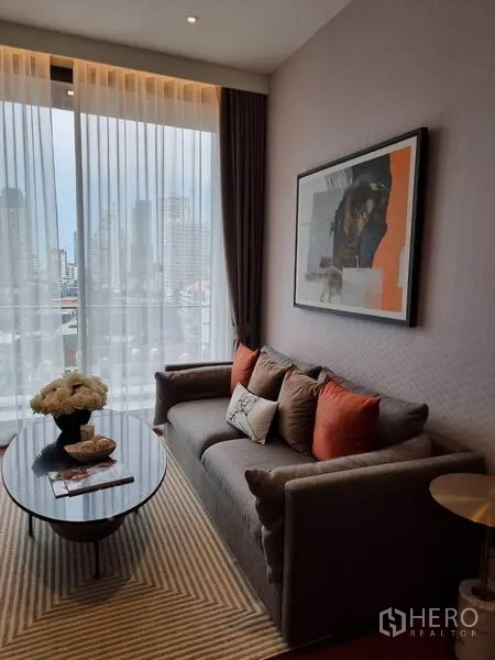 คอนโด ให้เช่าในWatthana, Bangkok - ห้องนั่งเล่นสว่าง โซฟาสีเทา โต๊ะกลาง หน้าต่างแบบฟลอร์ทูซีลิ่ง พร้อมวิวเมือง ในคอนโดย่านทองหล่อ