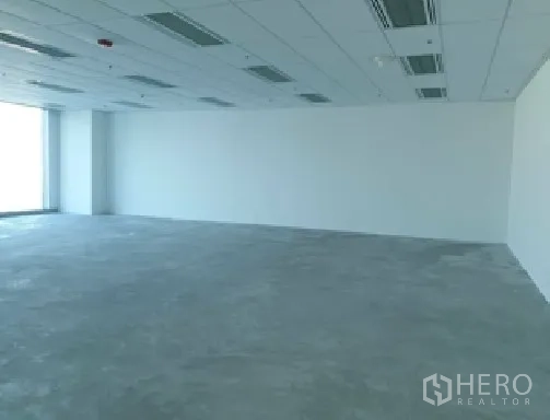 办公空间 出租在Din Daeng, Bangkok - 宽敞未配家具的办公楼层，平整混凝土地面与整面空白墙。