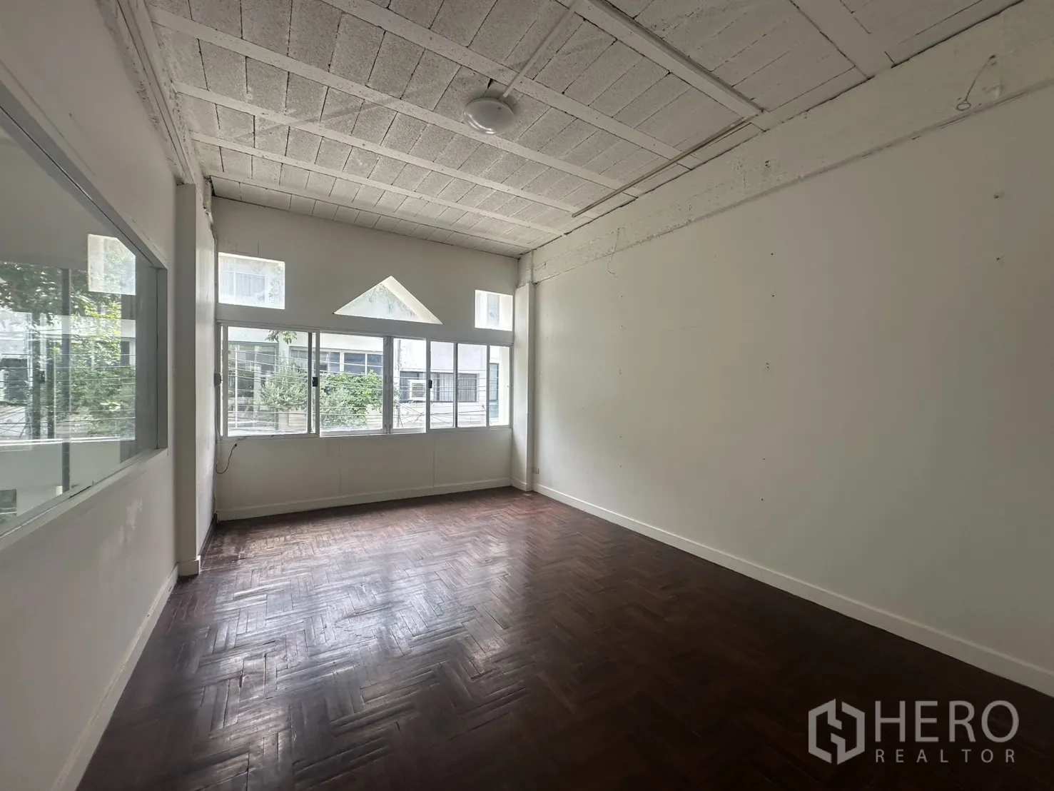 โฮมออฟฟิศ for rent in Watthana, Bangkok - ห้องพื้นปาเกต์และช่องหน้าต่างดีไซน์รับแสงธรรมชาติ.