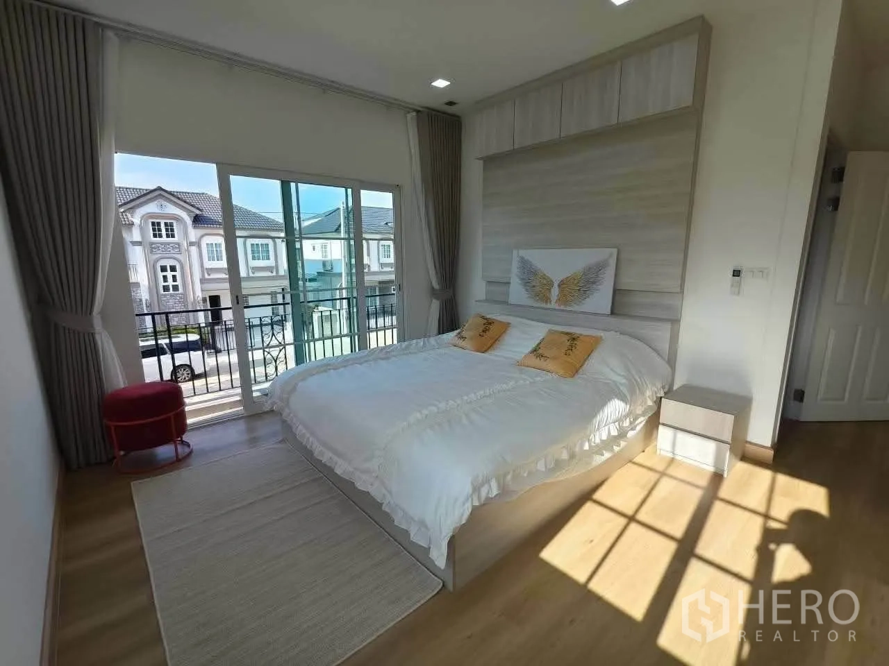 บ้านเดี่ยว for rent in Bang Phli, Samut Prakan - ห้องนอนใหญ่เตียงกว้างพร้อมประตูกระจกบานเลื่อนออกสู่ระเบียง.