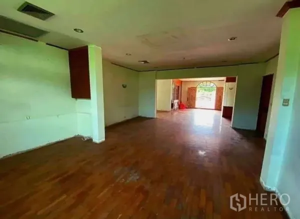 บ้าน ขายในPrawet, Bangkok - ห้องนั่งเล่นกว้าง พื้นไม้ หน้าต่างบานใหญ่ ภายในบ้านเดี่ยว