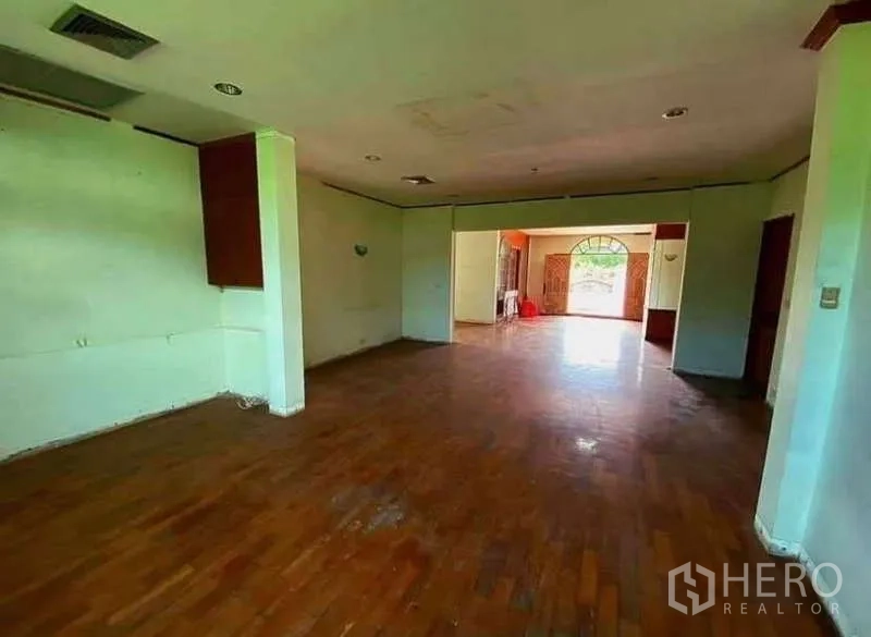 บ้าน ขายในPrawet, Bangkok - ห้องนั่งเล่นกว้าง พื้นไม้ หน้าต่างบานใหญ่ ภายในบ้านเดี่ยว