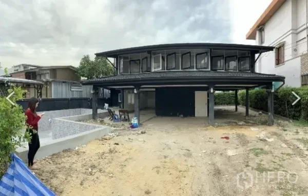 บ้าน ขายในSuan Luang, Bangkok - บ้านเดี่ยวสองชั้นโทนสีดำยกใต้ถุนในย่านสวนหลวง มีลานหน้าบ้านกว้างและบ่อสระว่ายน้ำกำลังก่อสร้าง
