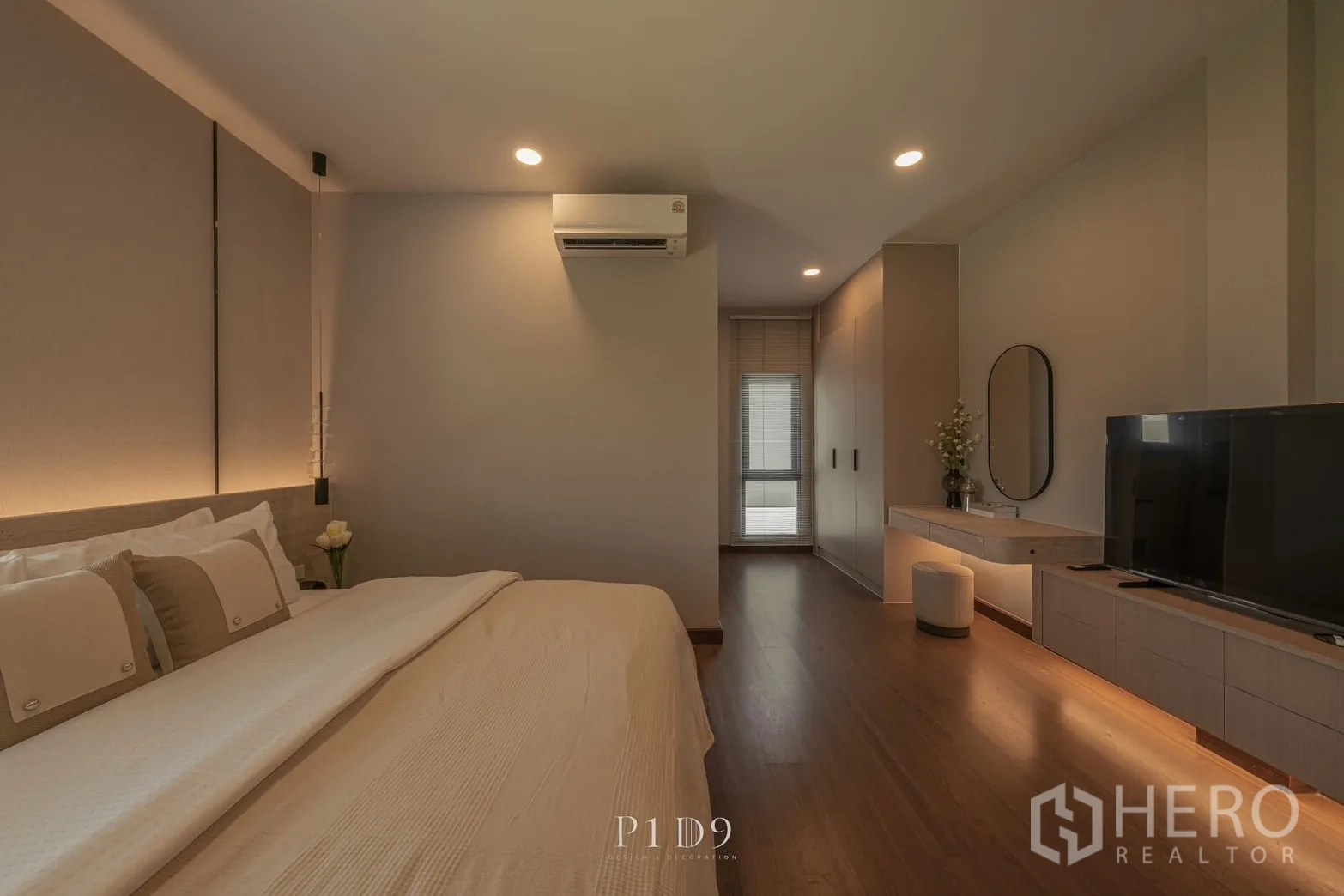独栋房屋 for rent in Bang Phli, Samut Prakan - 大卧室带整体衣柜、梳妆台与隐藏灯光。