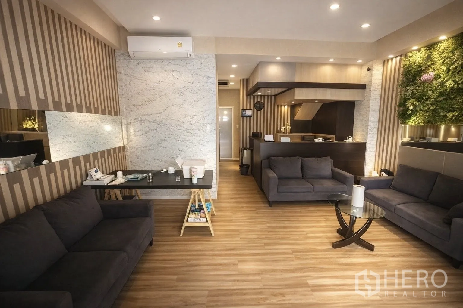 家庭办公室 for rent or sale in Yan Nawa, Bangkok - 宽敞会客区，多组沙发、特色墙与接待台。
