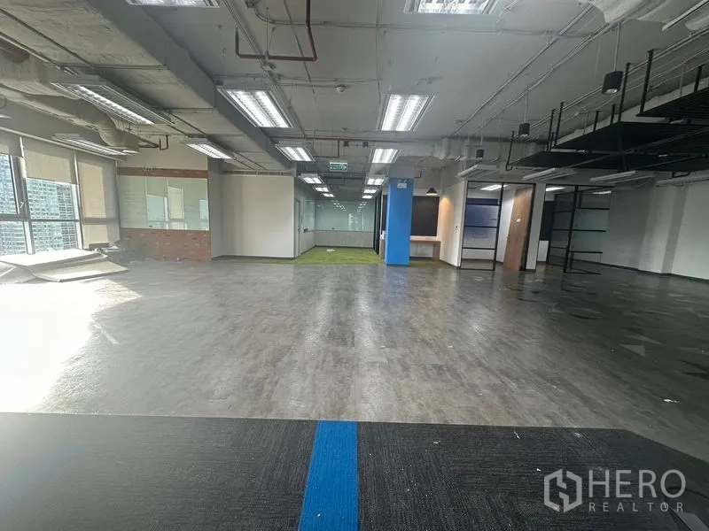 办公空间 出租在Bang Rak, Bangkok - 宽敞开放式办公区，混合地面与大窗户。