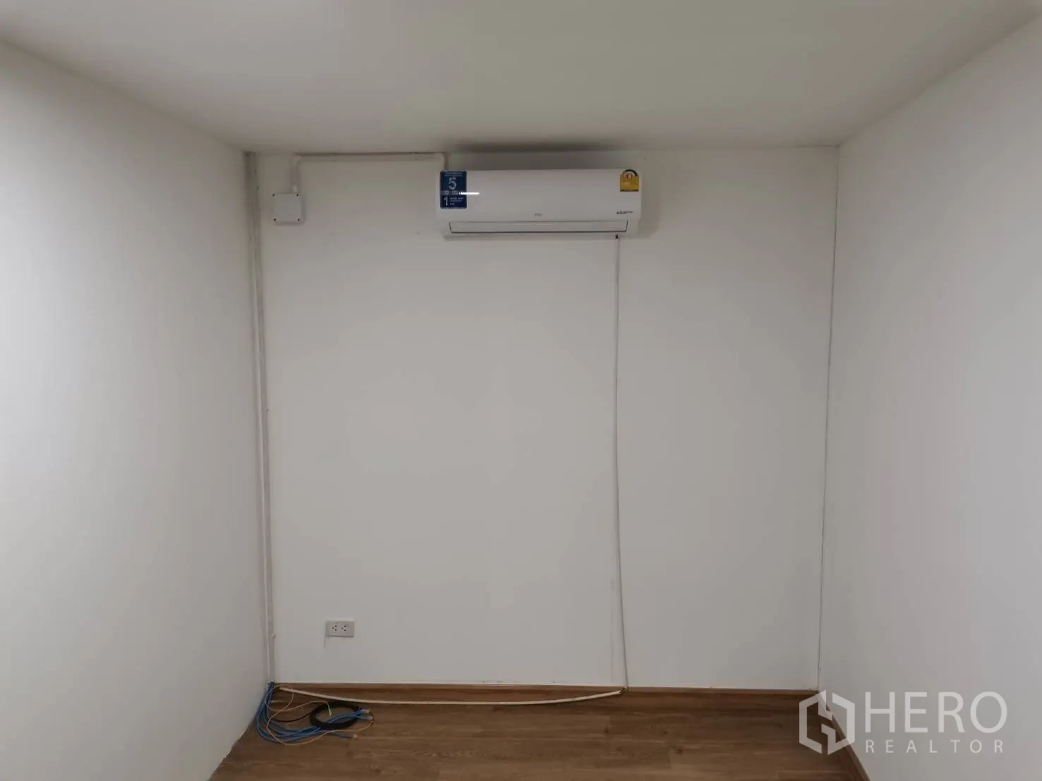仓库 for rent in Suan Luang, Bangkok - 小型办公室，安装空调与电源插座。