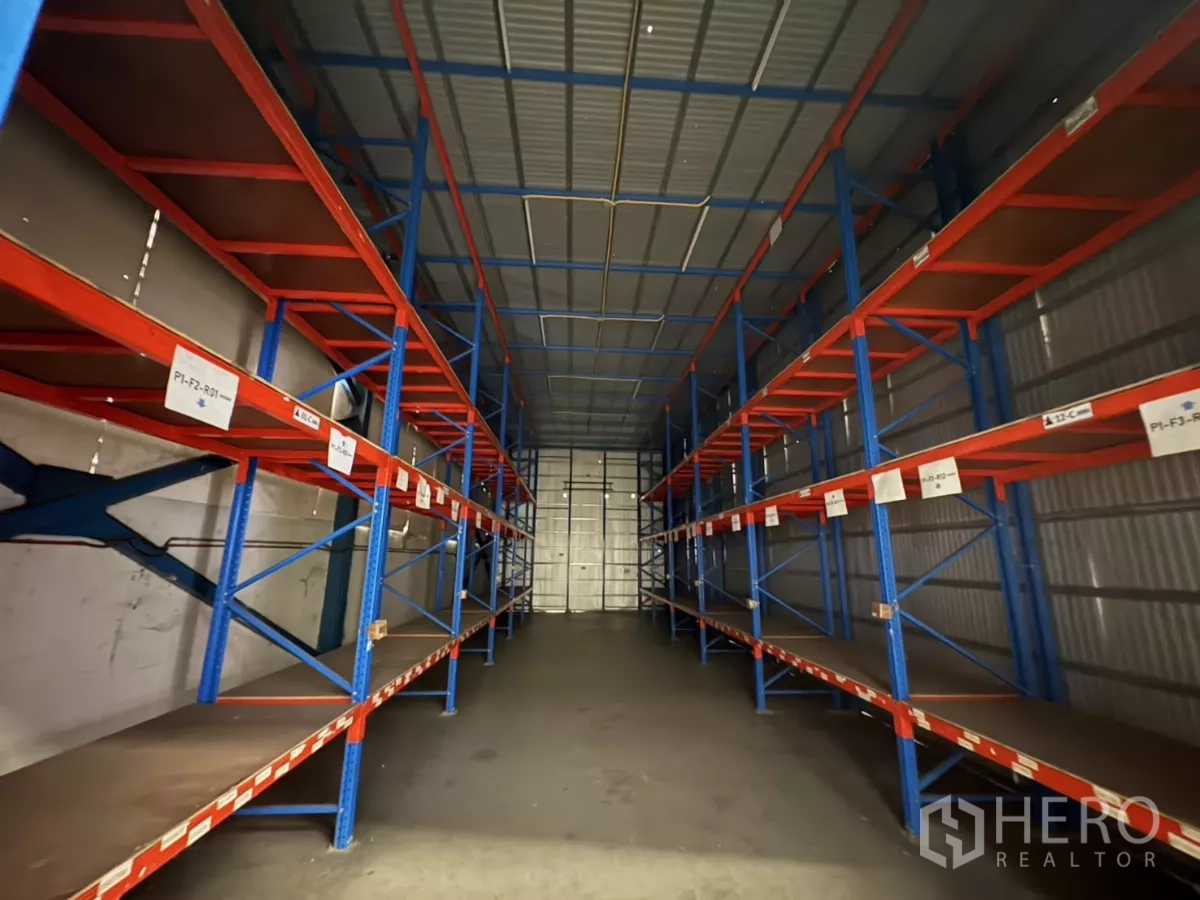 Warehouse for rent in Mueang Samut Prakan, Samut Prakan - Aisle of heavy-duty pallet racking ready for inventory.