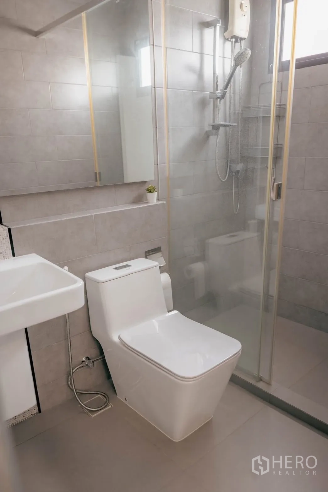 Detached House for rent or sale in Bang Phli, Samut Prakan - Bright bathroom with shower screen and white sanitary ware.