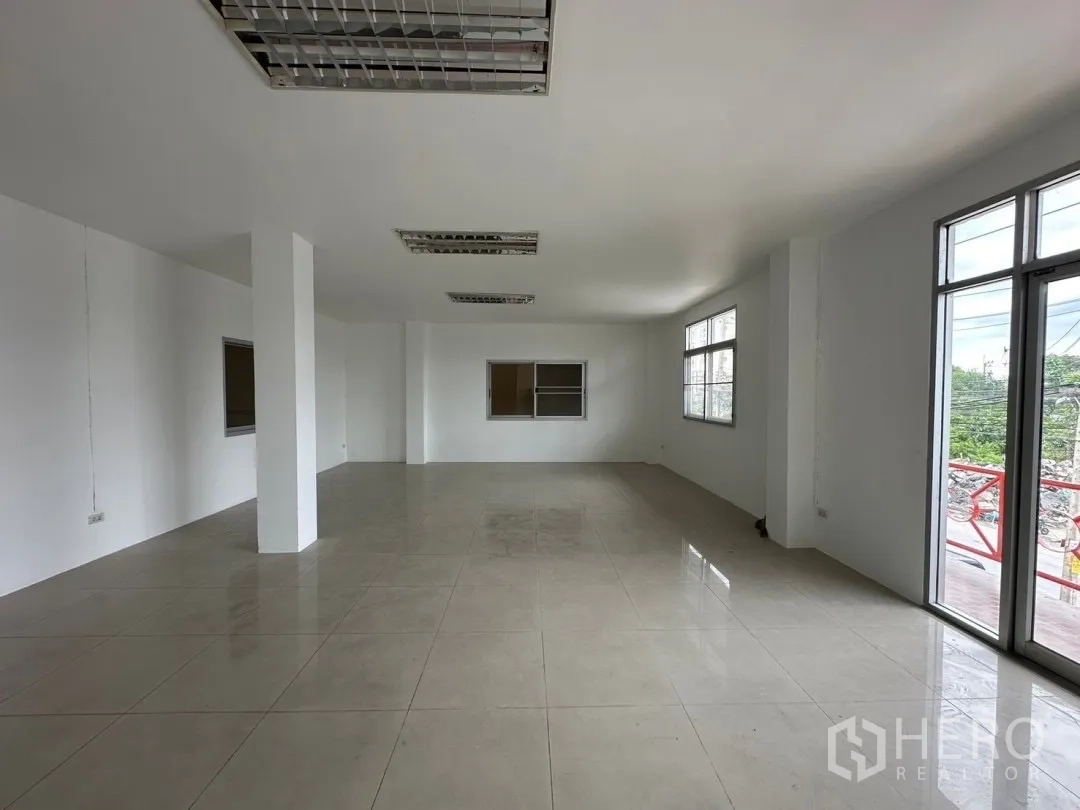 工厂 出租在Bang Sao Thong, Samut Prakan - 开放式办公层，大窗户，眺望园区道路的阳台视野。