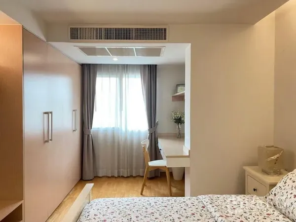 公寓 出售在Phra Khanong, Bangkok - 明亮卧室，内置衣柜、窗帘窗户与紧凑书写角。