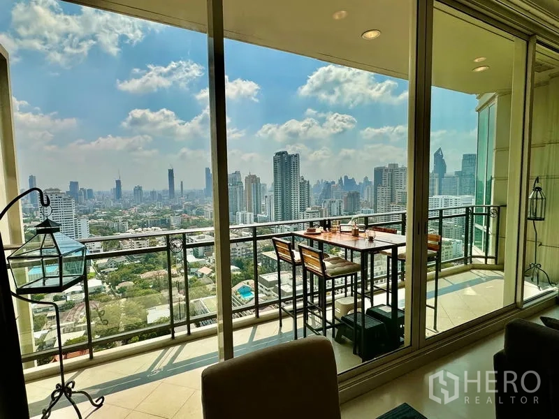 公寓 出售在Watthana, Bangkok - 高楼层阳台，吧台式餐桌，视野开阔的城市全景
