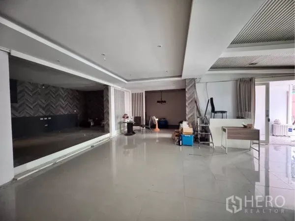 Retail Space for rent in Watthana, Bangkok - Spacious showroom area with feature wall, partitions and flexible space for displays or seating.
