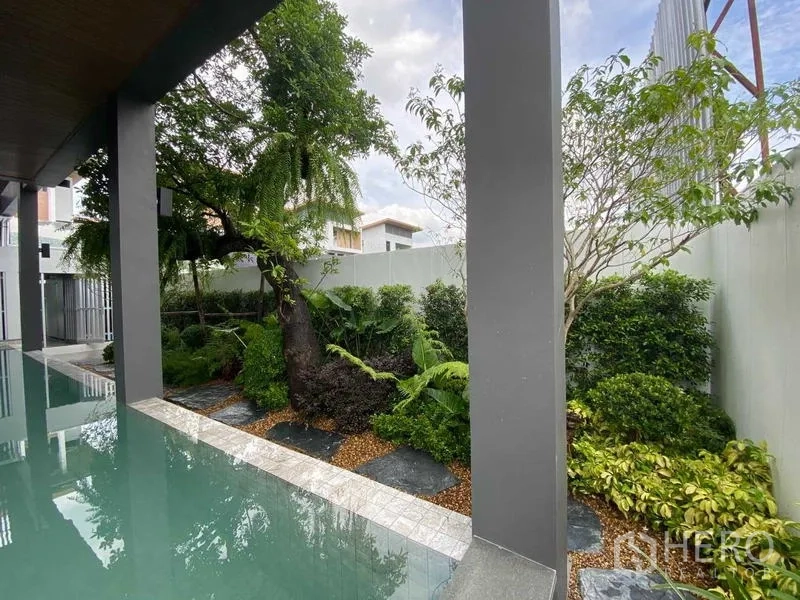 独立式住宅 出租或出售在Prawet, Bangkok - 被绿植环绕的花园，毗邻有盖泳池与石径。