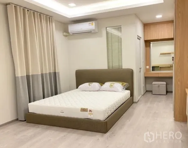 独立式住宅 出租 - 主卧配软包床、空调和梳妆台