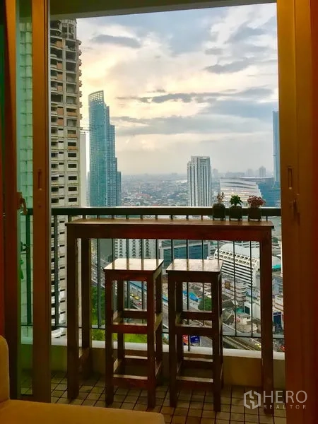 คอนโด ให้เช่าในSathon, Bangkok - ระเบียงมองเห็นสกายไลน์กรุงเทพฯ พร้อมโต๊ะบาร์และสตูลสูง