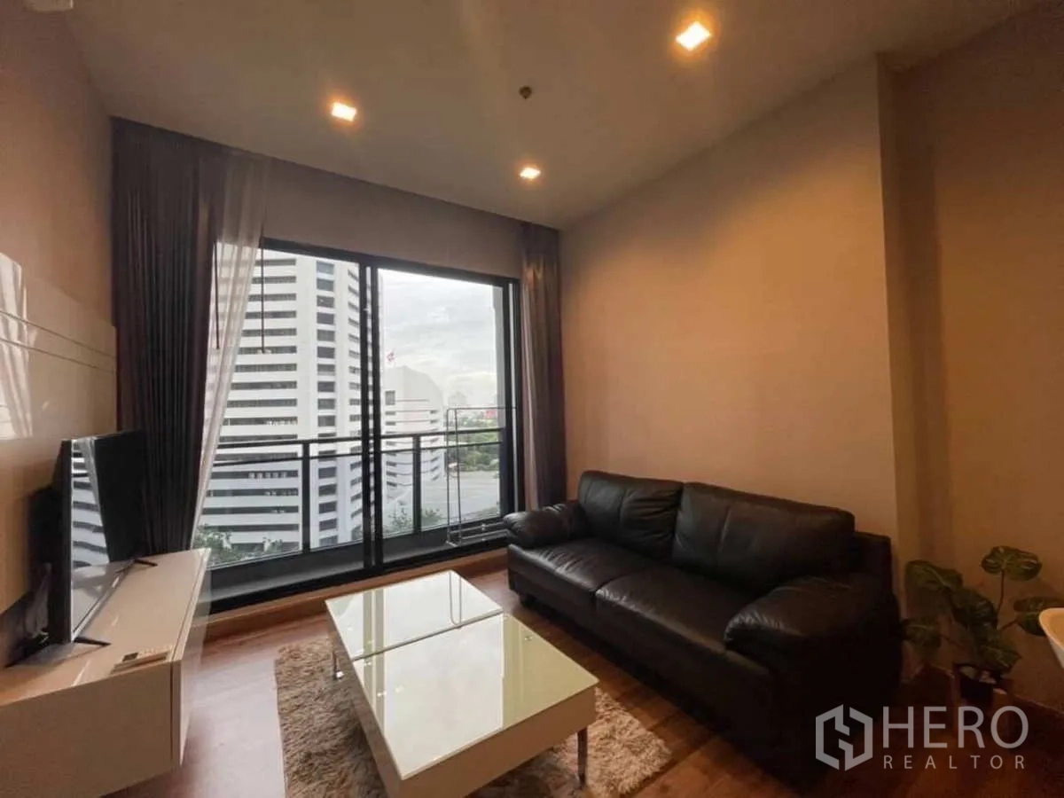 คอนโด ขายในHuai Khwang, Bangkok - พื้นที่นั่งเล่นพร้อมระเบียงและวิวเมืองผ่านประตูกระจกบานเลื่อน