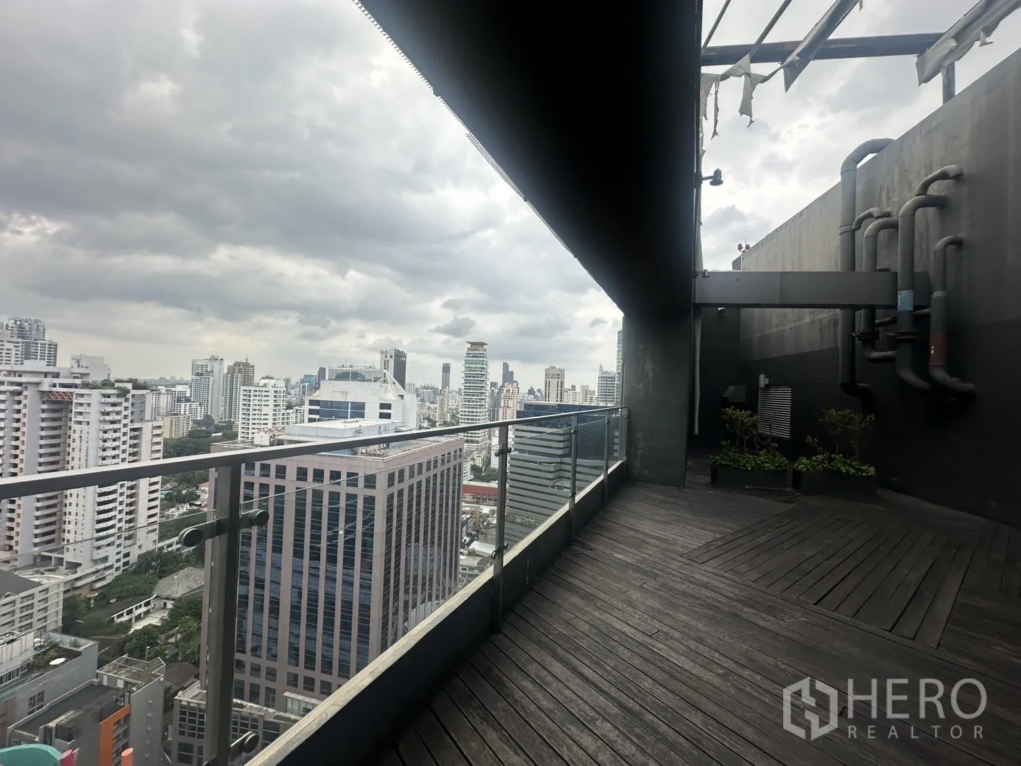 Retail Space for rent in Khlong Toei, Bangkok - Rooftop terrace with wood decking and open skyline vistas.