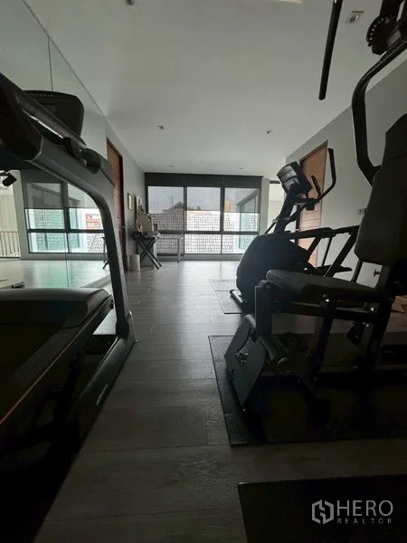 บ้านแฝด for rent in Watthana, Bangkok - ห้องฟิตเนสภายในบ้านมีลู่วิ่ง เครื่องเดินวงรี และหน้าต่างบานใหญ่