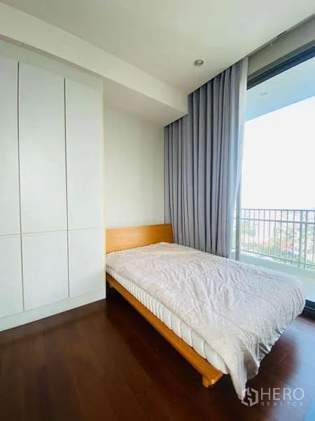 คอนโด ขายในWatthana, Bangkok - ห้องนอนรองพร้อมตู้เสื้อผ้าและประตูกระจกออกสู่ระเบียง