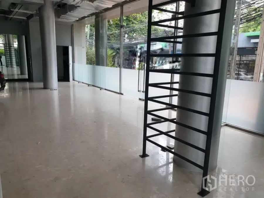 สำนักงาน ให้เช่าในKhlong Toei, Bangkok - พื้นที่สำนักงานแบบเปิด ผนังกระจกเต็มบาน พื้นหินขัด และฝ้าเปลือย ในย่านสุขุมวิท