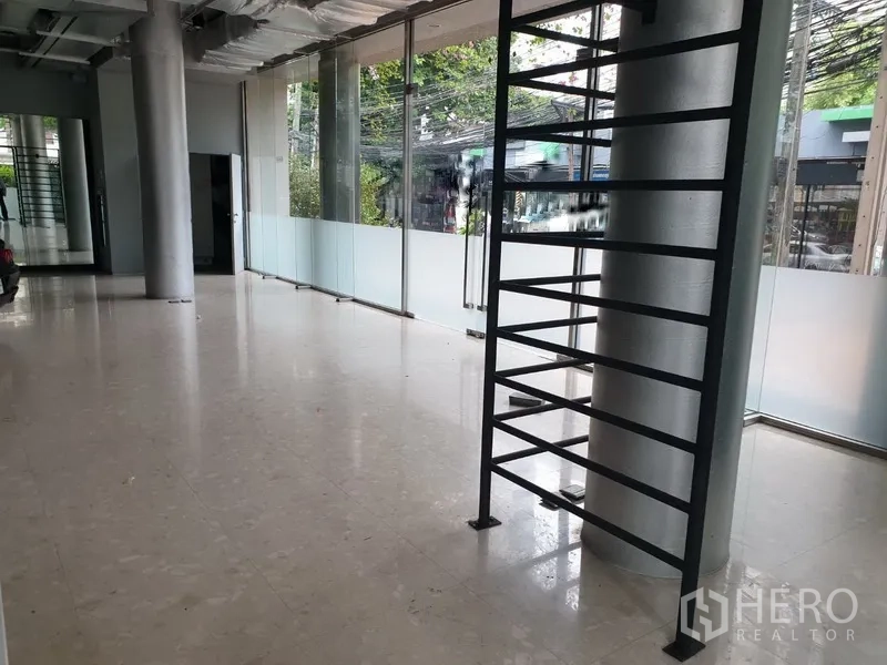 สำนักงาน ให้เช่าในKhlong Toei, Bangkok - พื้นที่สำนักงานแบบเปิด ผนังกระจกเต็มบาน พื้นหินขัด และฝ้าเปลือย ในย่านสุขุมวิท