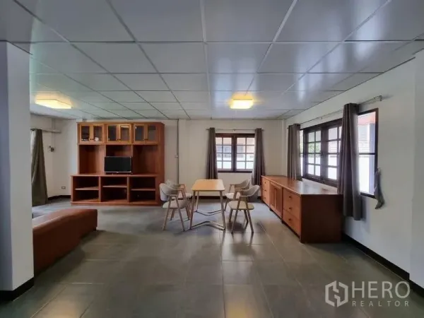 บ้าน ให้เช่าในNonthaburi - ห้องนั่งเล่นและทานอาหารกว้าง มีหน้าต่างบานใหญ่ พื้นกระเบื้อง และตู้บิวท์อิน