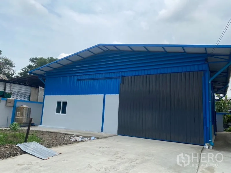 货栈 出租在Bueng Kum, Bangkok - 曼谷Bueng Kum蓝白色新建金属仓库外观，带超大滑门与混凝土车道。