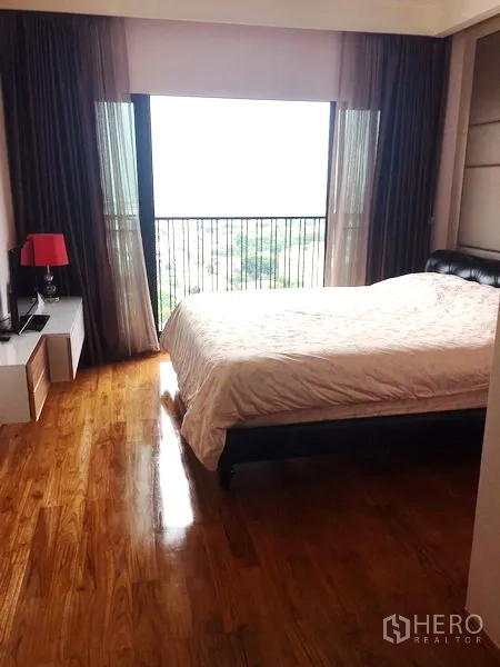 คอนโด ให้เช่าหรือขายในWatthana, Bangkok - ห้องนอนพื้นไม้พร้อมหน้าต่างกว้าง มุมมองเมืองโปร่งโล่ง