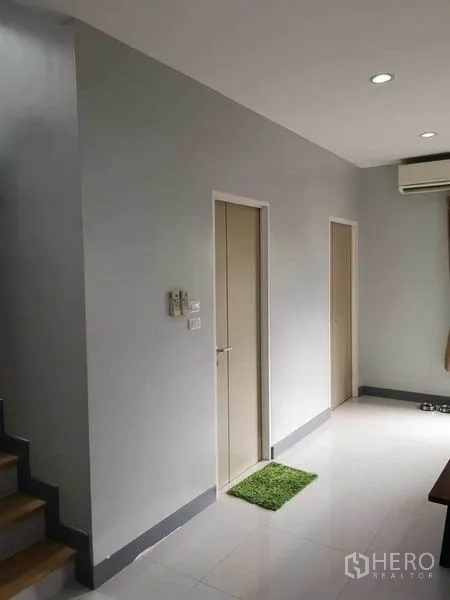 บ้าน ขายในBang Phli, Samut Prakan - โถงชั้นล่างพื้นกระเบื้องสีขาว เรียบโปร่ง มีประตูห้องและบันได