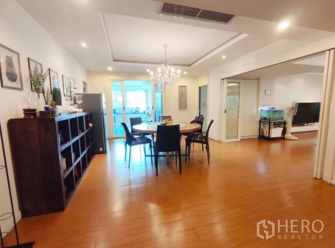 คอนโด ให้เช่าในWatthana, Bangkok - โซนรับประทานอาหาร โต๊ะกลม โคมระย้า และชั้นวางบิลท์อิน พื้นไม้