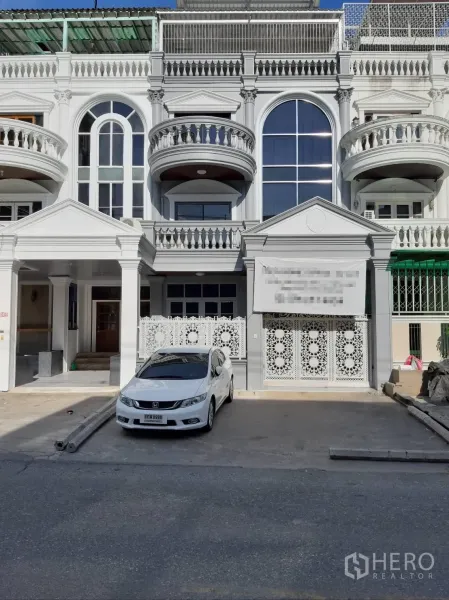 带办公室的家 出租在Bang Rak, Bangkok - 经典联排外立面，拱形窗和阳台，前方可停车。