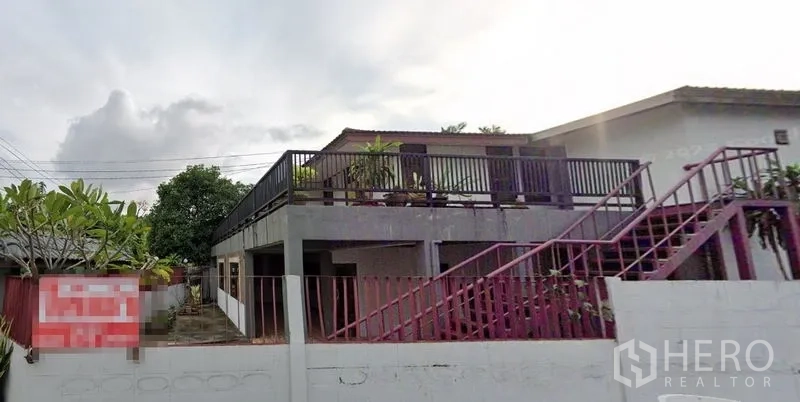 带办公室的家 出租在Watthana, Bangkok - 两层居家办公楼外观，带屋顶露台与红色金属楼梯（Watthana）。