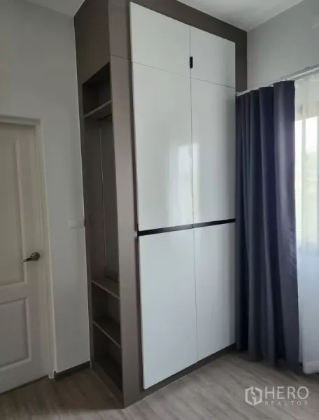 Detached House for rent in Bang Phli, Samut Prakan - Bedroom corner with floor-to-ceiling built-in wardrobe and open shelves