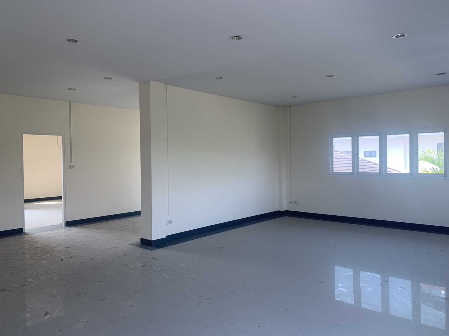 Warehouse for rent in Lam Luk Ka, Pathum Thani - Large upstairs office room with windows and glossy tile flooring.
