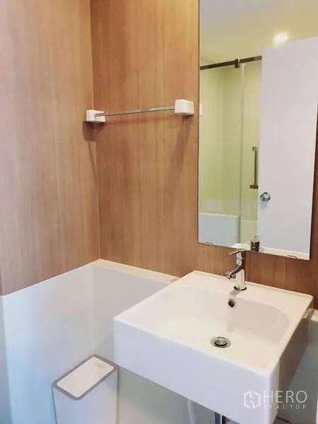 คอนโด ให้เช่าในSathon, Bangkok - ห้องนั่งเล่นโปร่งสบาย มีโซฟา ชั้นวางทีวี และทางออกสู่ระเบียง