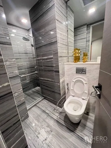 公寓 出租在Watthana, Bangkok - 灰色大理石卫浴，步入式淋浴与坐便器