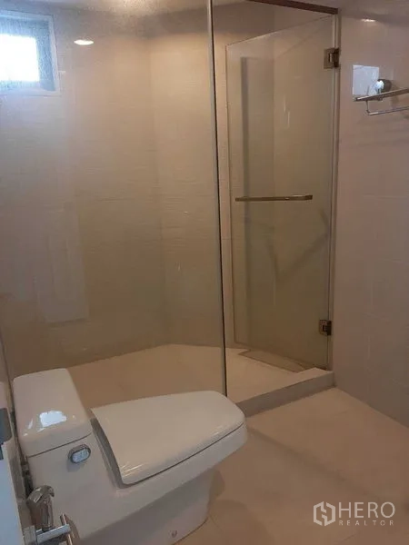 คอนโด ให้เช่าหรือขายในHuai Khwang, Bangkok - ห้องน้ำพร้อมตู้ shower กระจก สุขภัณฑ์สมัยใหม่ และกระเบื้องโทนสว่าง