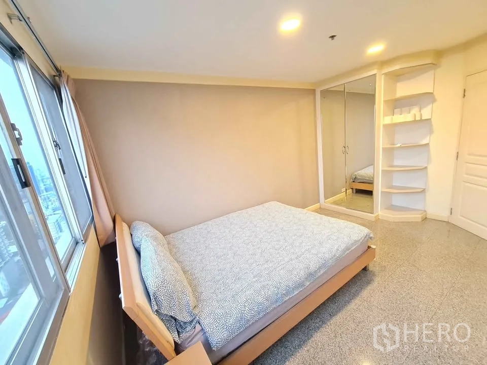 คอนโด for rent in Khlong Toei, Bangkok - ห้องนอนหลักชมวิวเมืองผ่านหน้าต่างยาวพร้อมผ้าม่านสีอ่อน.