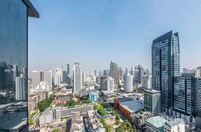 公寓 出租 - 高层阳台俯瞰曼谷全景天际线。
