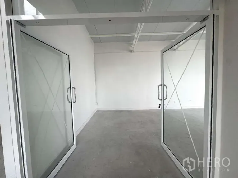 办公空间 出租在Bang Rak, Bangkok - 玻璃双开门入口，可作会议室或独立办公室，整体白色极简风。